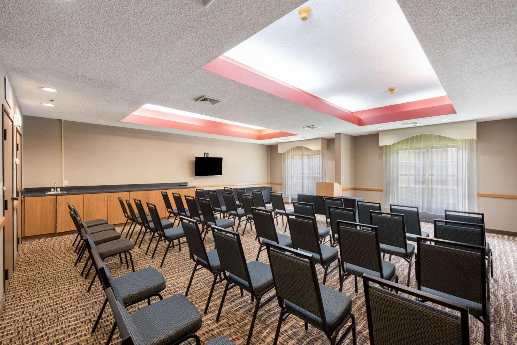 Comfort Suites Monroe Buitenkant foto